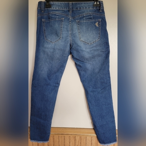 VIP Floral Embroidered Juniors Jeans Size 5/6 - Picture 2 of 6